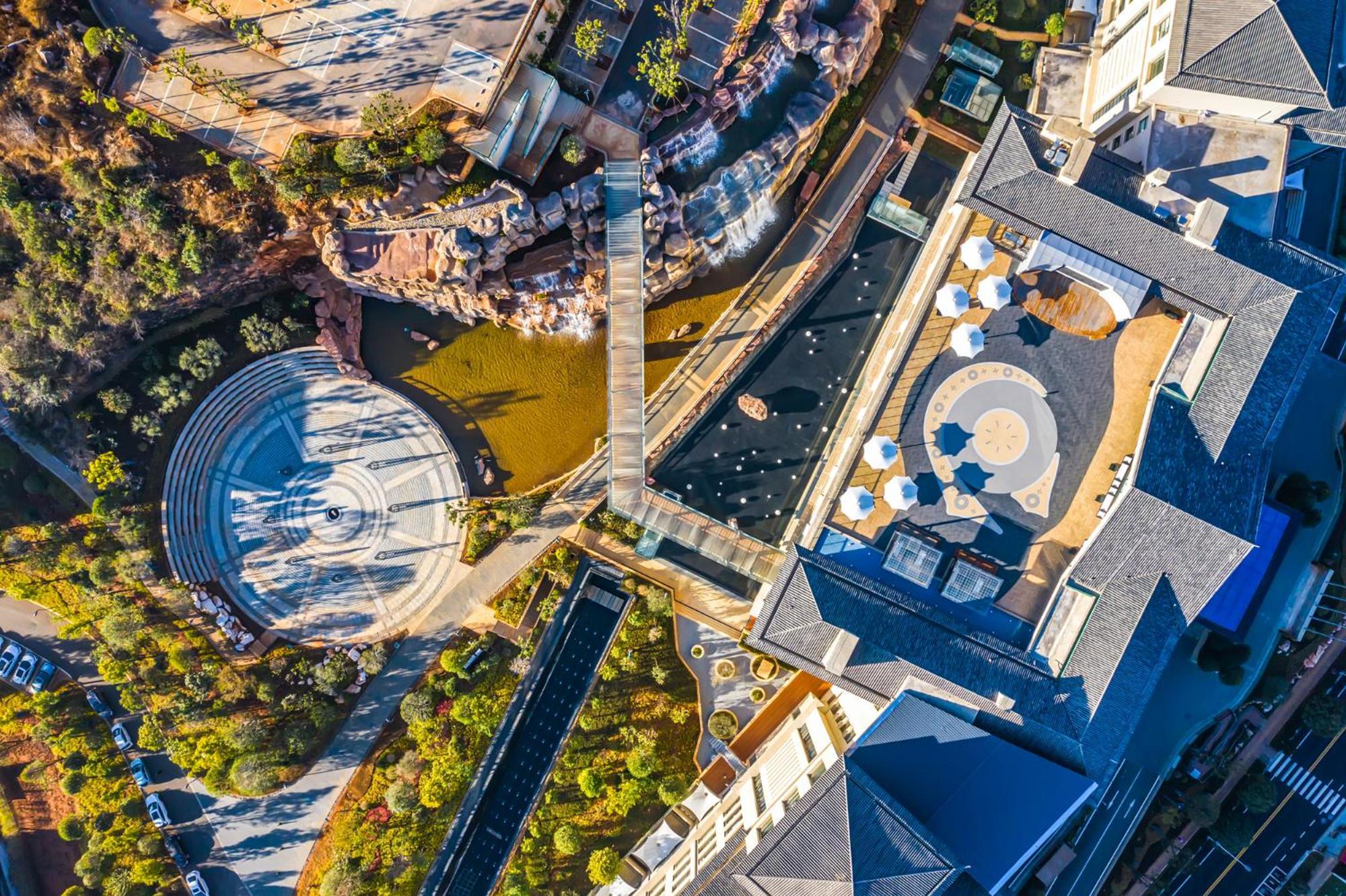 ホテル ヒルトン リジァン 麗江市 エクステリア 写真
